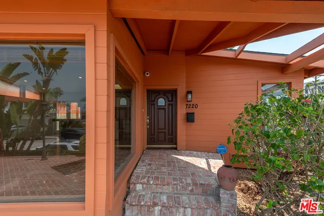 a entryway view with a outdoor space