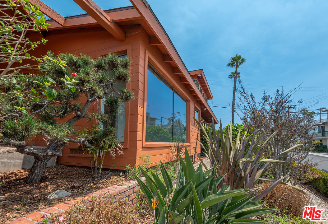 7220 Rindge Avenue Playa del Rey, CA 90293 - Photo 7 of 53 a backyard of a house with lots of green space