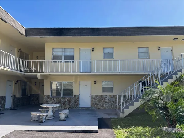 $1,550 | 1449 North 14th Way, Unit 103, Hollywood, FL 33020