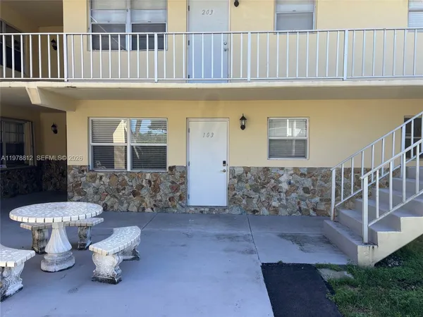 $1,550 | 1449 North 14th Way, Unit 103, Hollywood, FL 33020