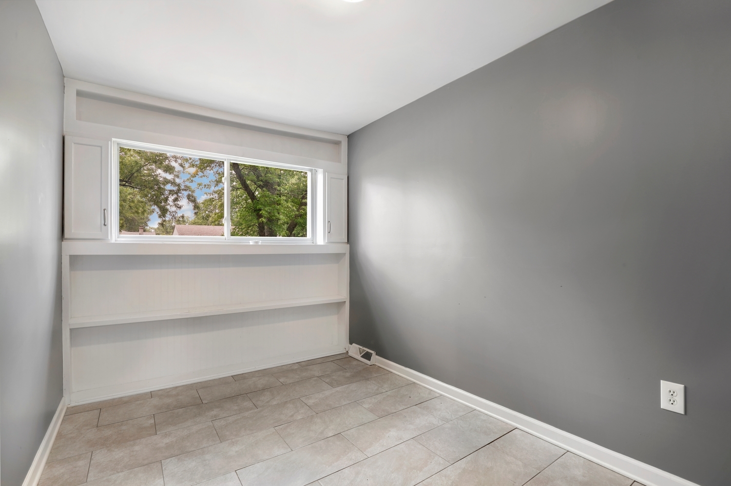 231 West 35th Street Steger, IL 60475 - Photo 8 of 17 an empty room with a window