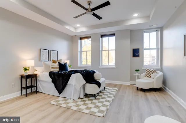 a en suite bathroom with a double vanity sink and a mirror