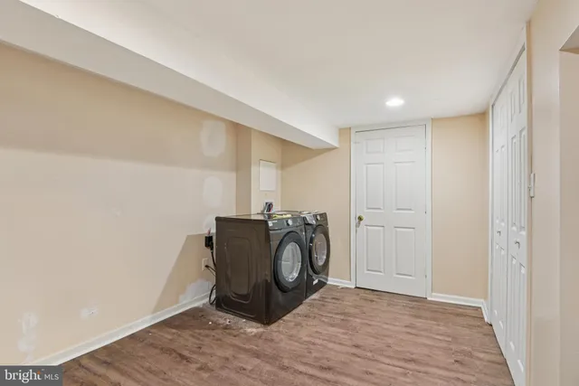 a view of a livingroom with washer and dryer
