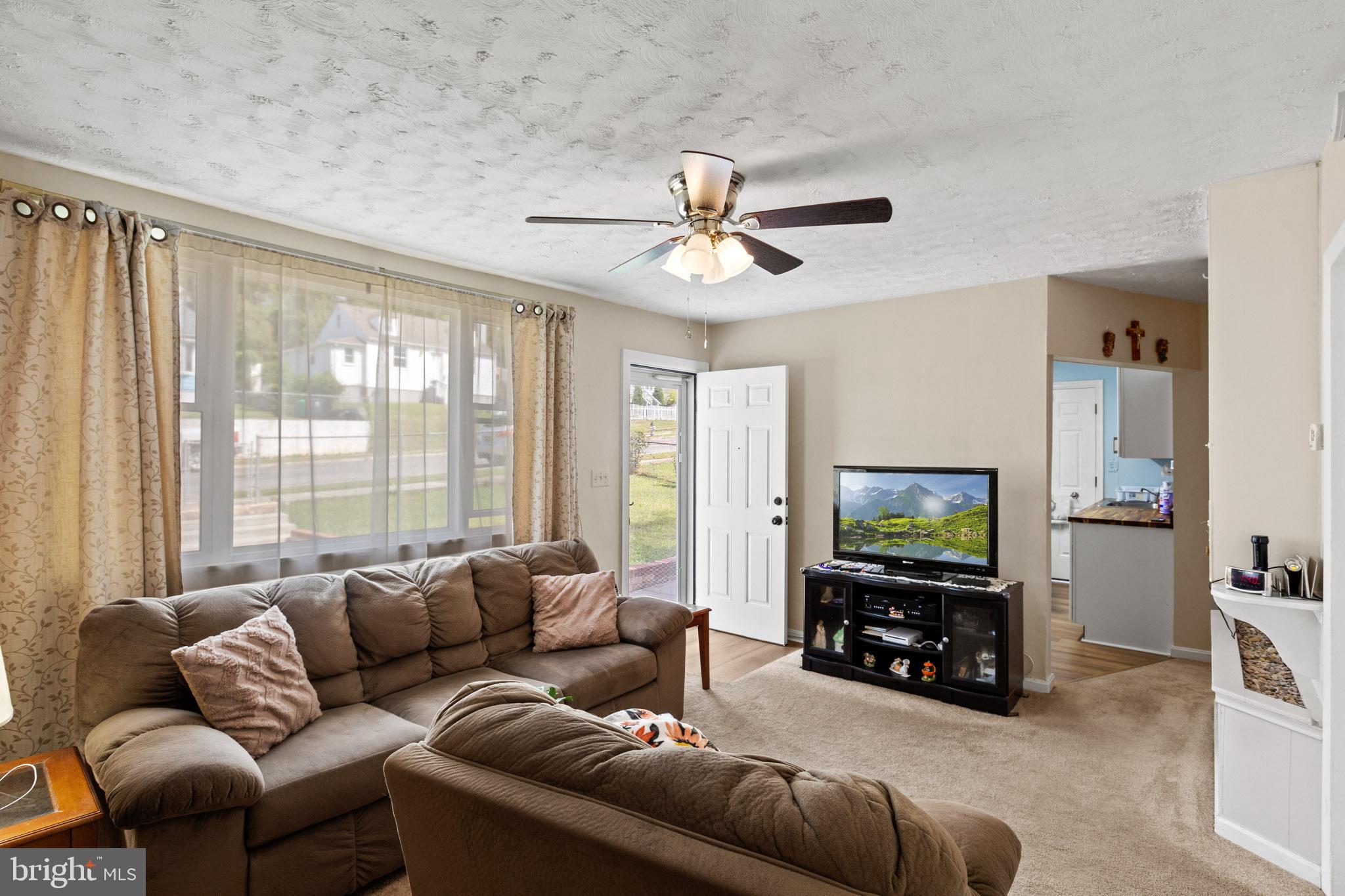 7703 Emerson Road Hyattsville, MD 20784 - Photo 11 of 32 Living Room