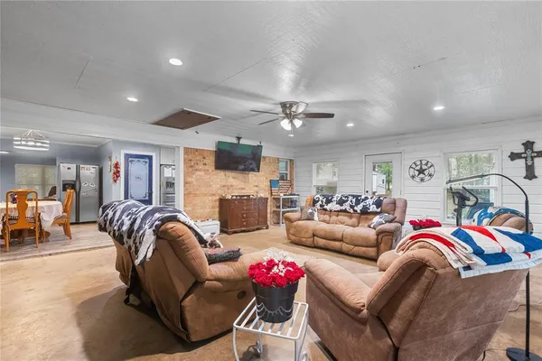 $300,000 | 454 County Road 1485, Bogata, TX 75417