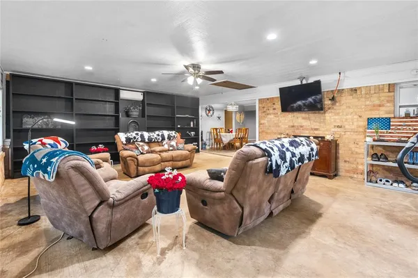 $300,000 | 454 County Road 1485, Bogata, TX 75417
