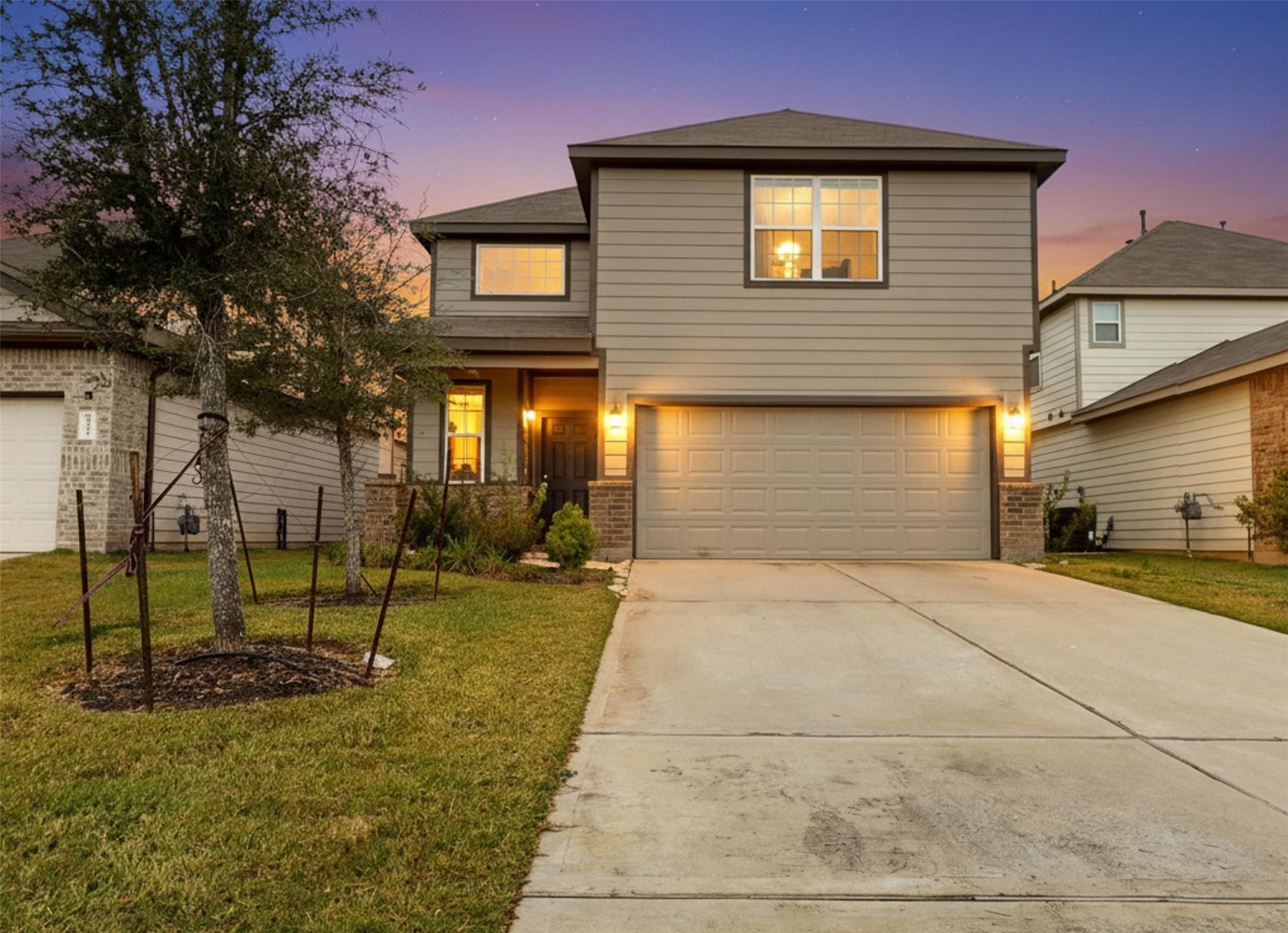 a view of backyard of the house