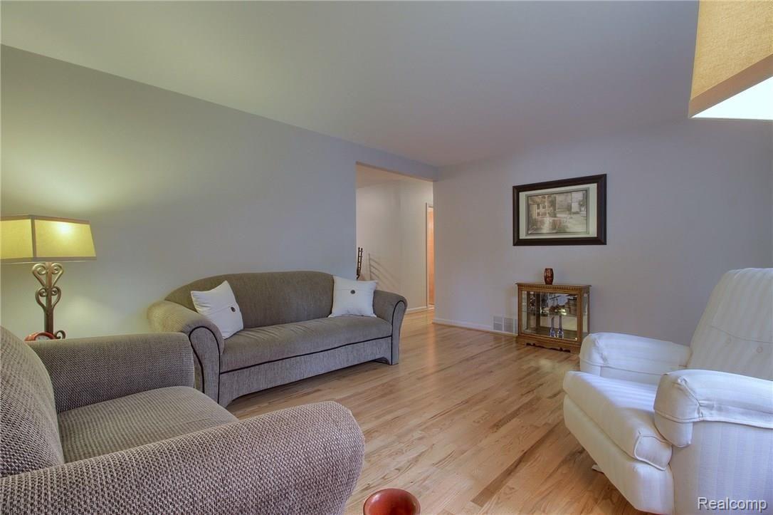 5180 Westview Road Clarkston, MI 48346 - Photo 5 of 32 Living_Room_3rd_View.jpg