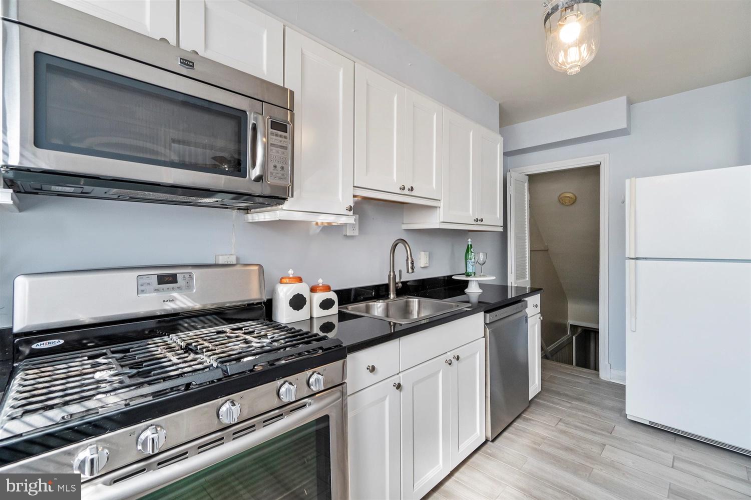 8656 Black Oak Road Baltimore, MD 21234 - Photo 15 of 32 Kitchen With Gas Stove
