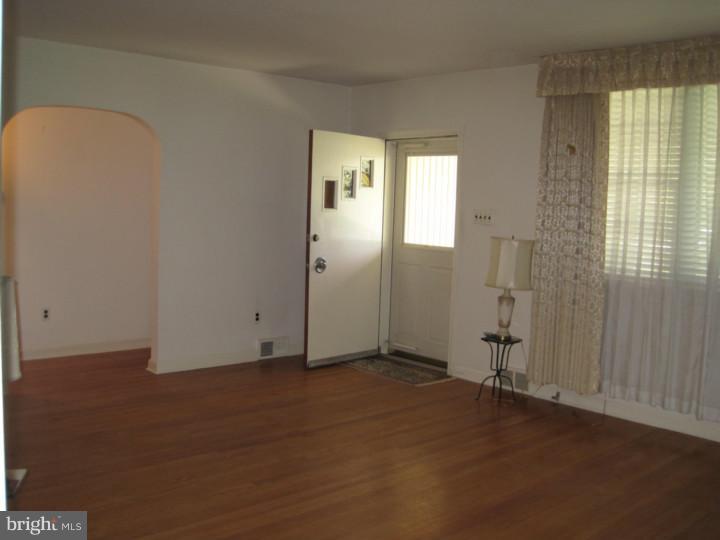 1425 Stephen Road Jenkintown, PA 19046 - Photo 4 of 15 Living Room