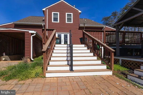 a view of a roof deck with wooden floor and outer view