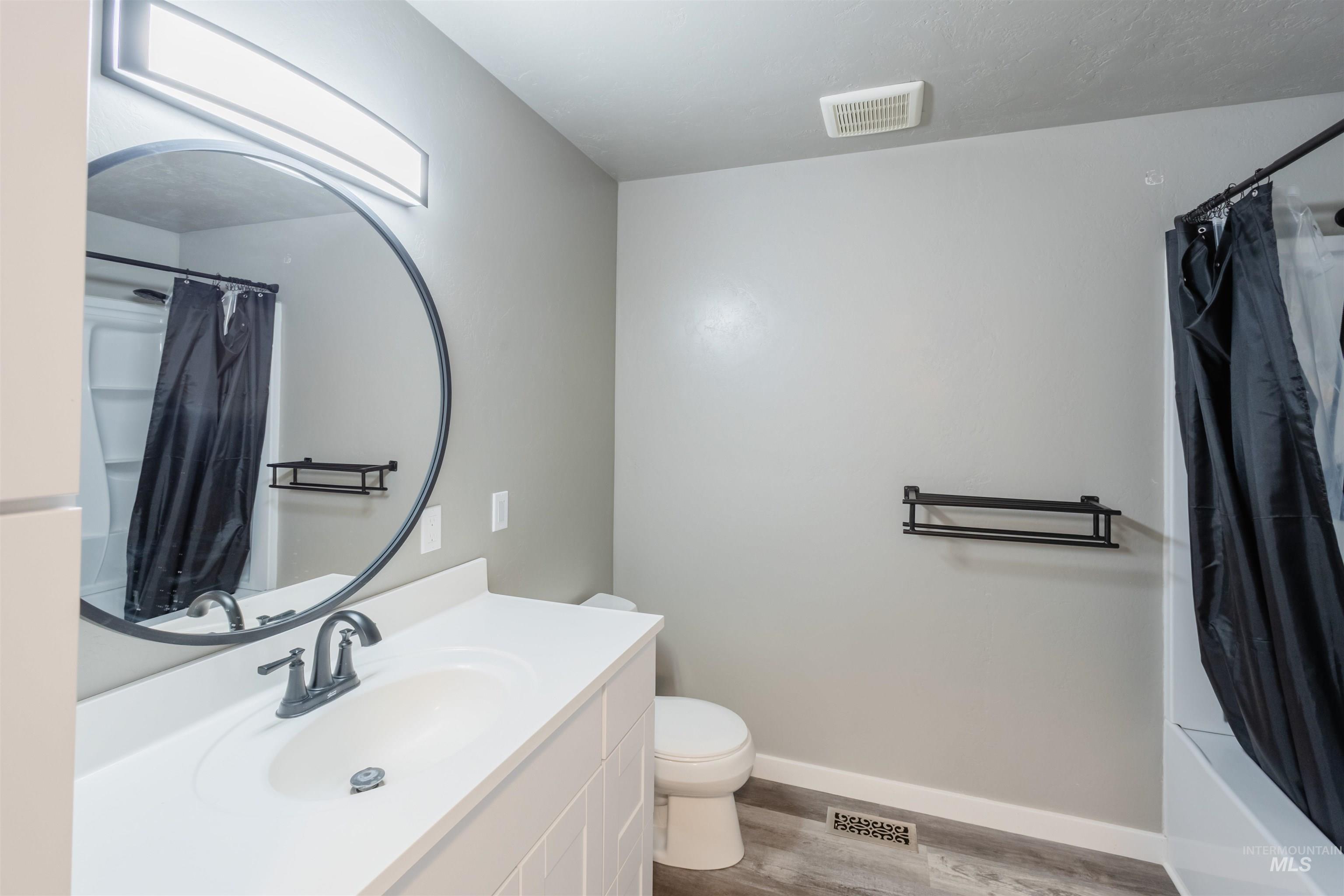 85 Northwest 16th Street Ontario, OR 97914 - Photo 18 of 25 Bathroom featuring shower / bath combo, vanity, and light wood-style floors