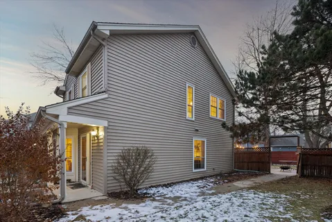 $379,900 | 9 Juniper Court, Streamwood, IL 60107