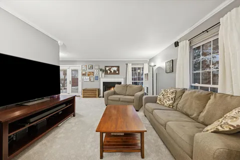 $379,900 | 9 Juniper Court, Streamwood, IL 60107