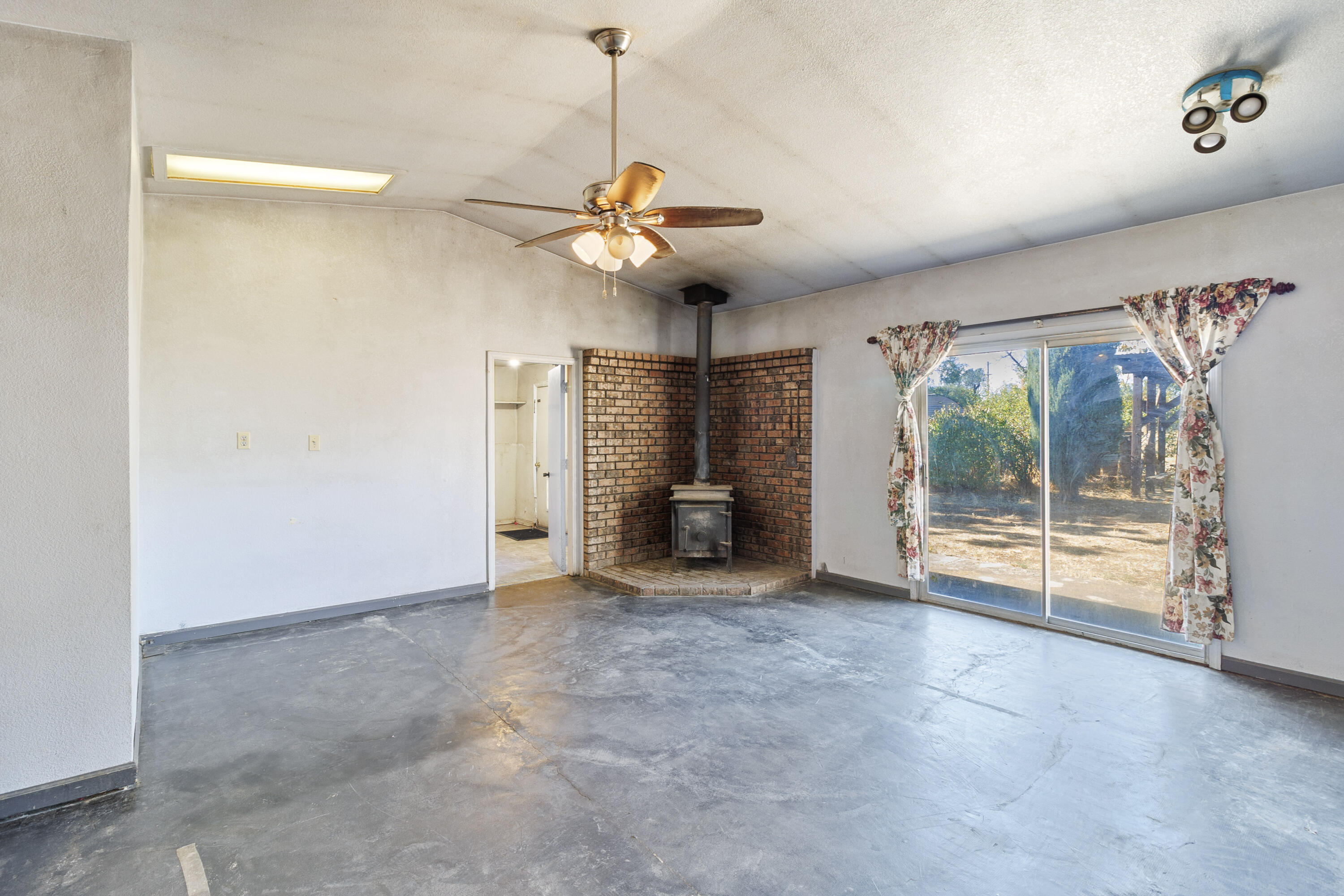 8606 Airport Road Redding, CA 96002 - Photo 21 of 44 21-08