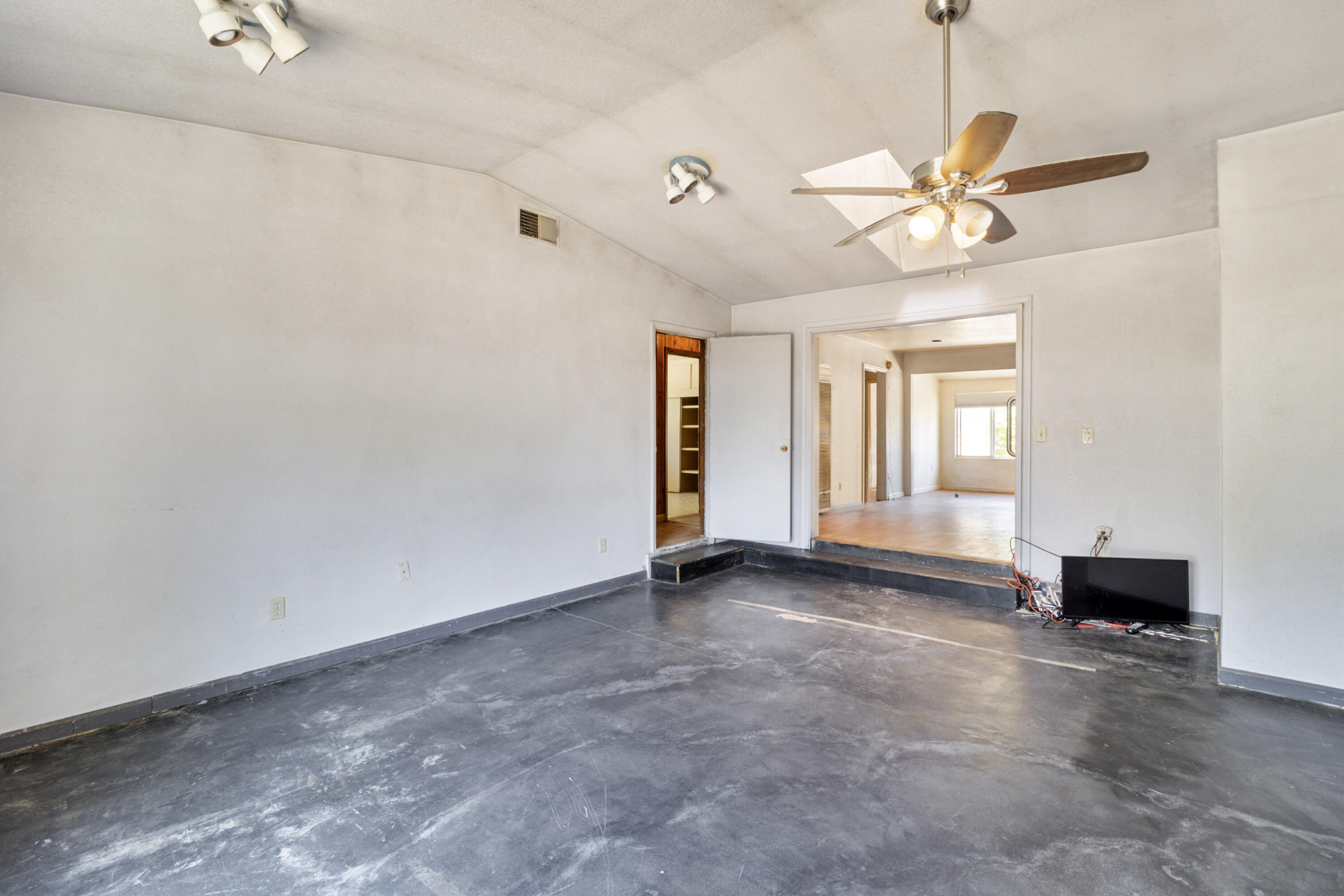 8606 Airport Road Redding, CA 96002 - Photo 22 of 44 22-01