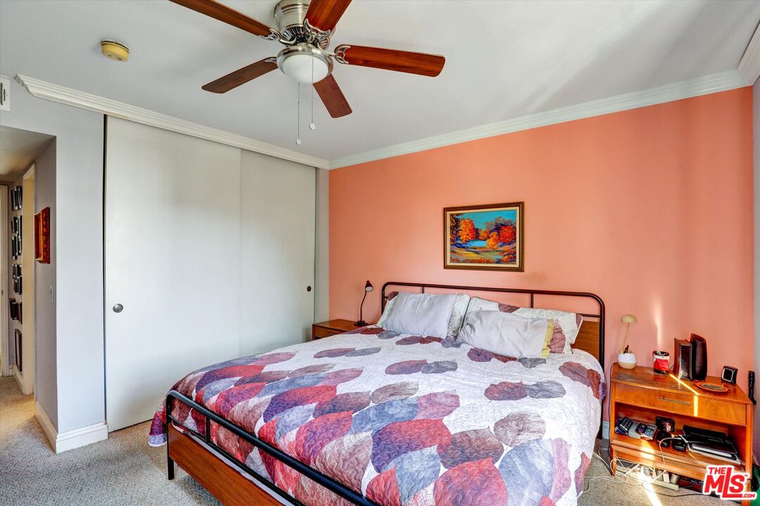 645 Chestnut Avenue, Unit 316 Long Beach, CA 90802 - Photo 18 of 24 a bedroom with a bed and a lamp