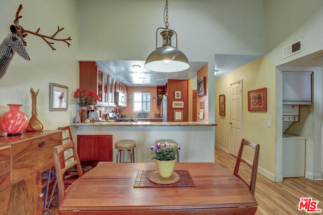 645 Chestnut Avenue, Unit 316 Long Beach, CA 90802 - Photo 10 of 24 a view of a dining room with furniture