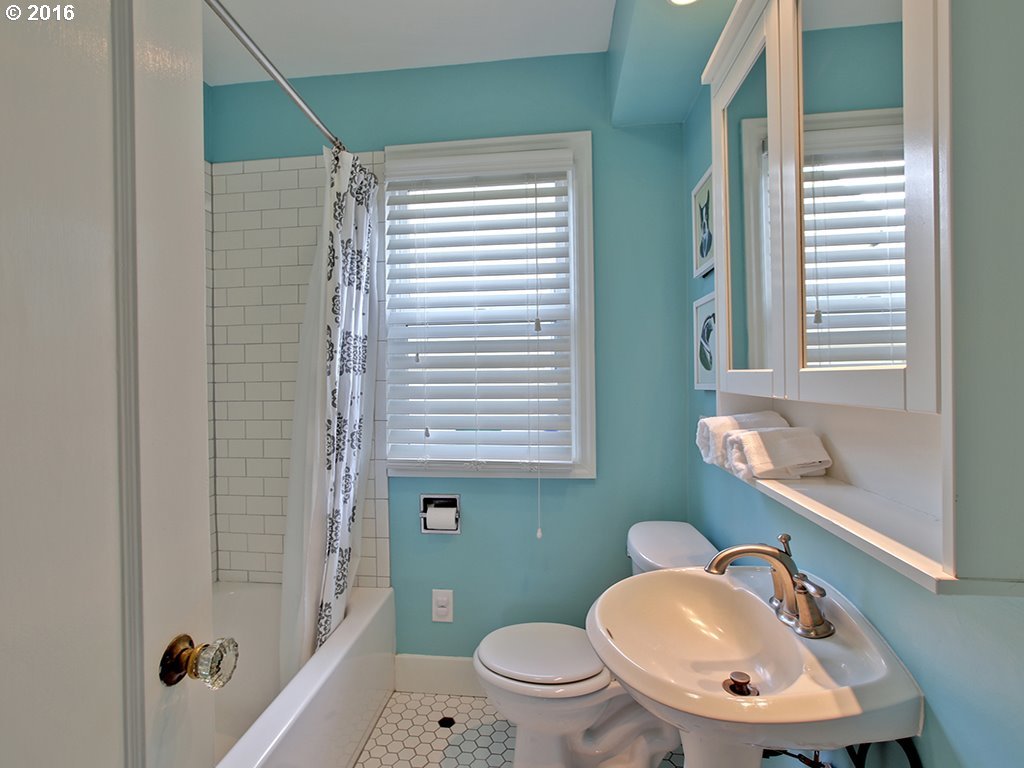 1808 Northeast Rosa Parks Way Portland, OR 97211 - Photo 9 of 19 Gallery Image 9