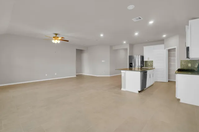 $2,400 | 2421 Bear Crk Drive, Rosharon, TX 77583