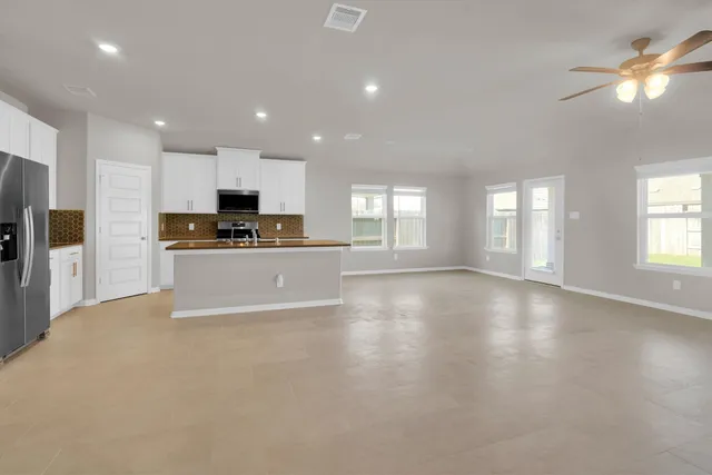 $2,400 | 2421 Bear Crk Drive, Rosharon, TX 77583