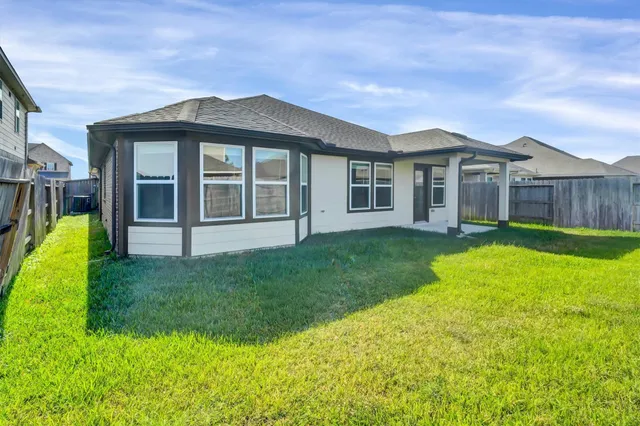 $2,400 | 2421 Bear Crk Drive, Rosharon, TX 77583