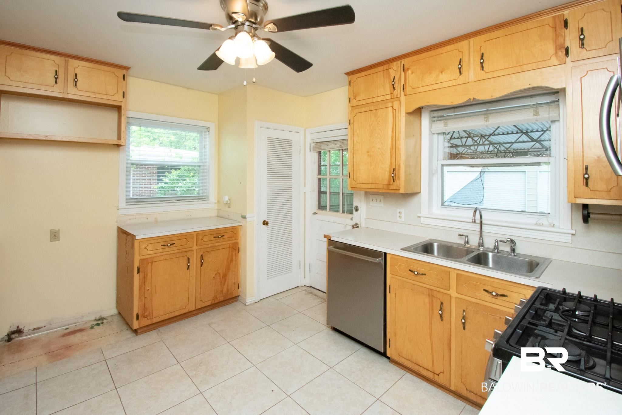 411 Sutherland Drive Mobile, AL 36611 - Photo 9 of 33