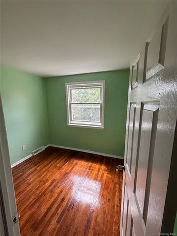 a view of empty room with window