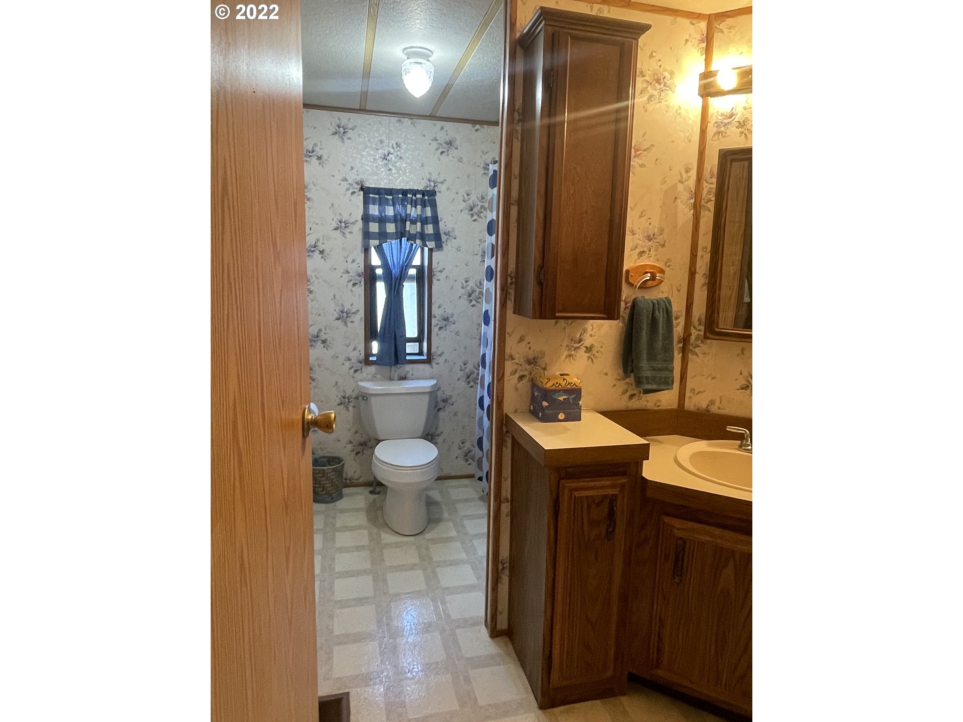 2150 Laura Street, Unit 115 Springfield, OR 97477 - Photo 8 of 19 a bathroom with a sink and a mirror