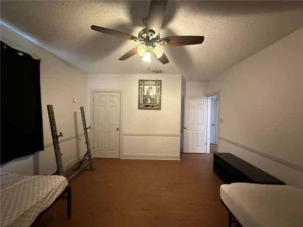 a view of livingroom with furniture