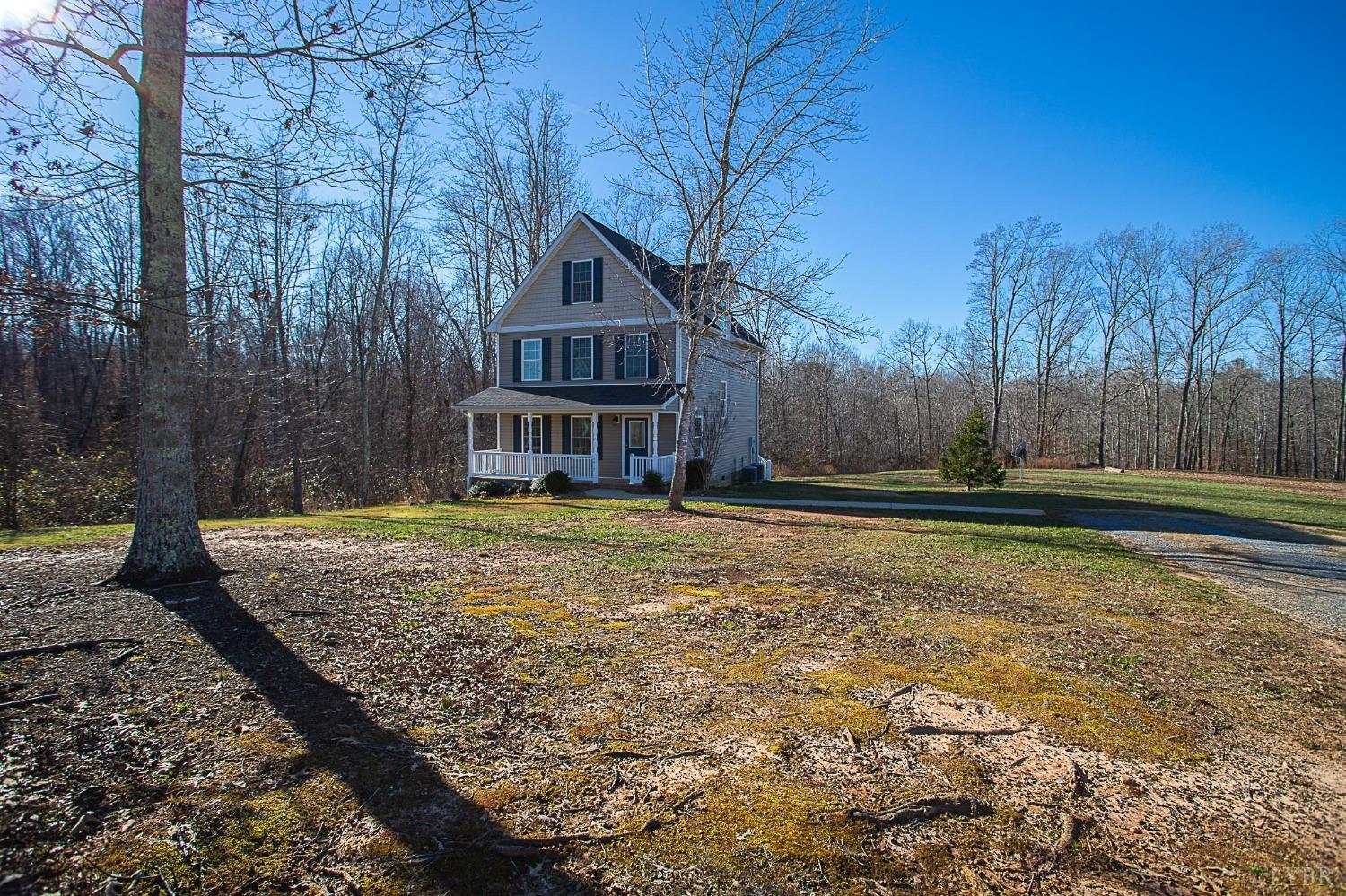 2417 River Road Madison Heights, VA 24572 - Photo 2 of 35 a front view of a house with garden