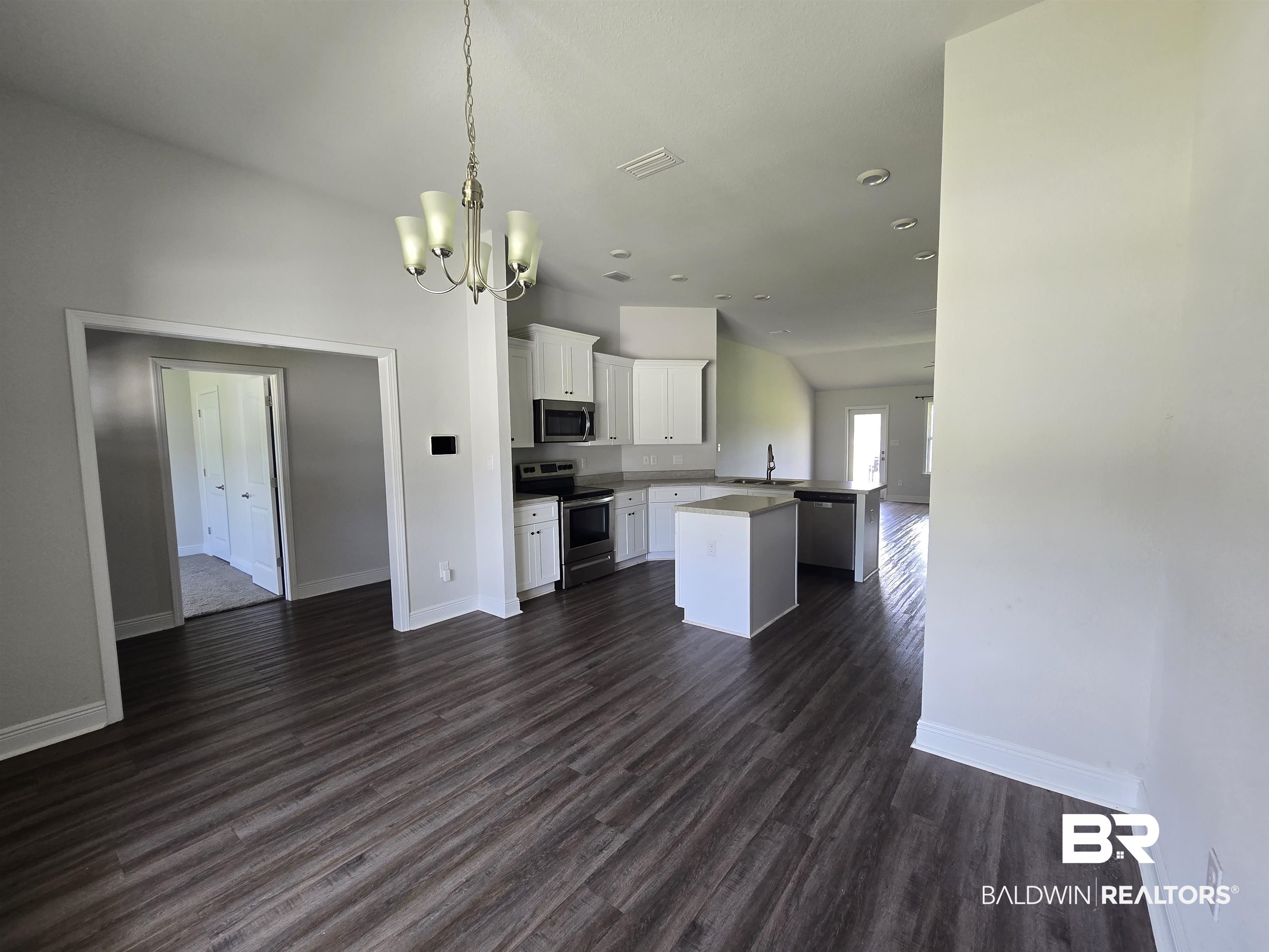 23035 Ridgewood Drive Robertsdale, AL 36567 - Photo 10 of 17 Dining/Kitchen