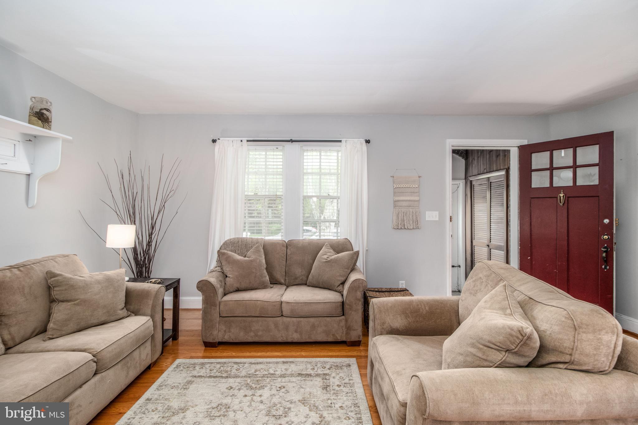 206 Dunkirk Road Baltimore, MD 21212 - Photo 2 of 40 SPACIOUS, BEAUTIFUL LIVING ROOM!