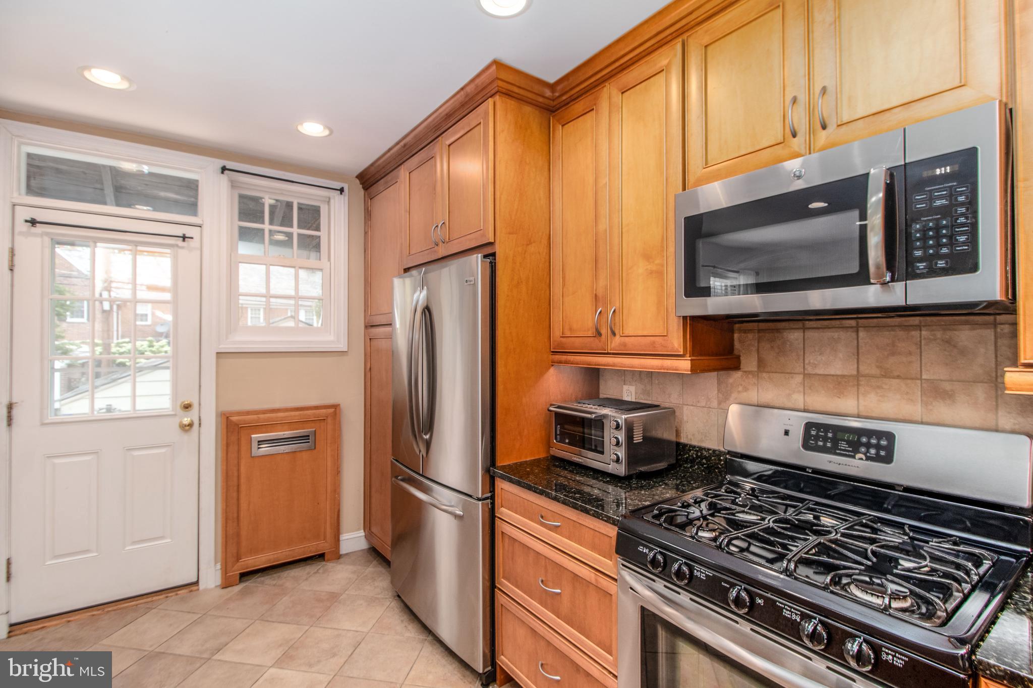 206 Dunkirk Road Baltimore, MD 21212 - Photo 12 of 40 STAINLESS STEEL APPLIANCES!