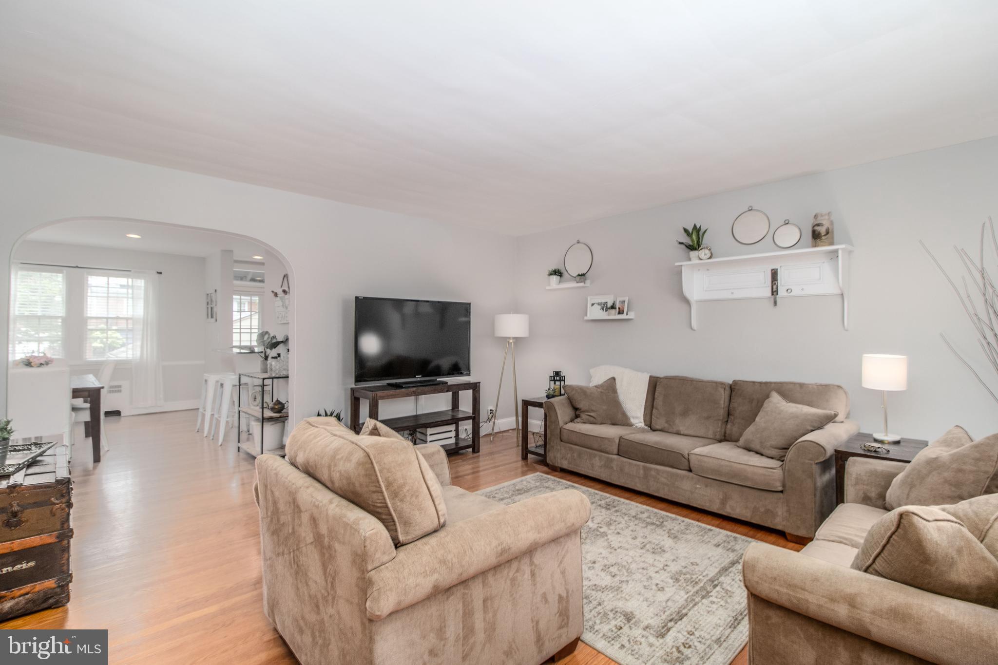 206 Dunkirk Road Baltimore, MD 21212 - Photo 3 of 40 SUN-FILLED SPACE!