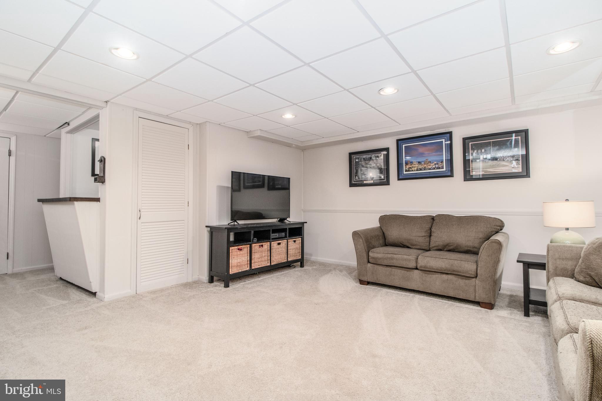 206 Dunkirk Road Baltimore, MD 21212 - Photo 29 of 40 BUILT-INS AND BAR!