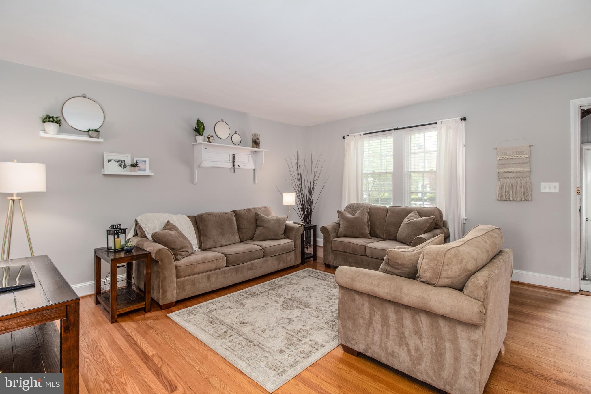 206 Dunkirk Road Baltimore, MD 21212 - Photo 4 of 40 GLEAMING WOOD FLOORS!