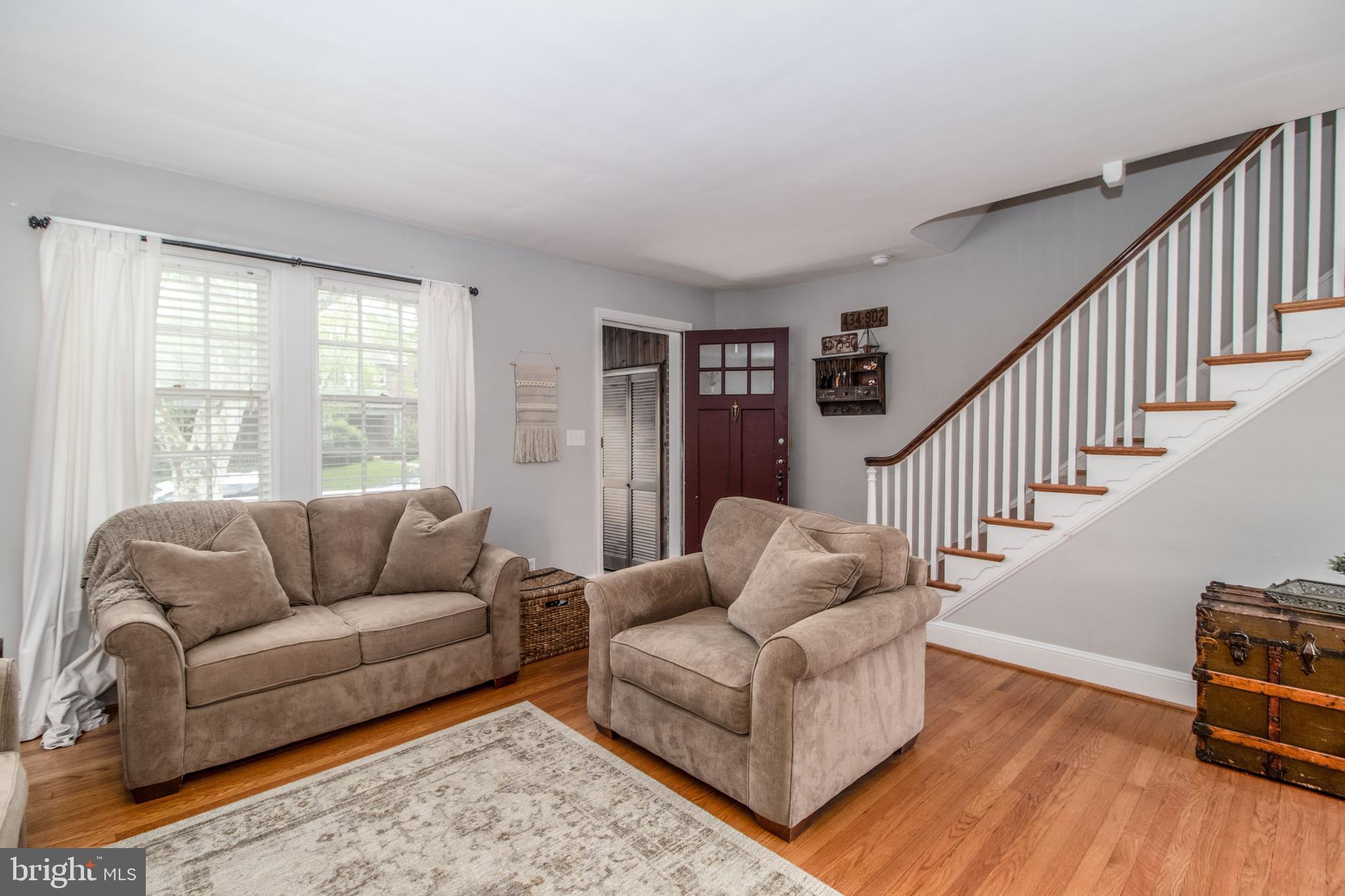 206 Dunkirk Road Baltimore, MD 21212 - Photo 6 of 40 SPACIOUS LIVING ROOM!