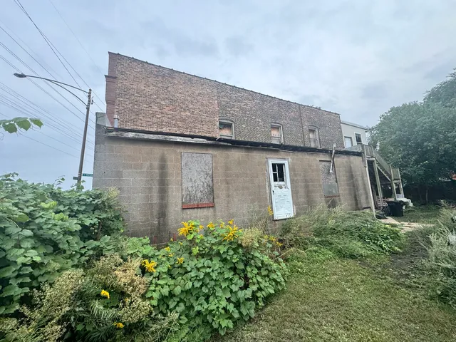 a view of a backyard