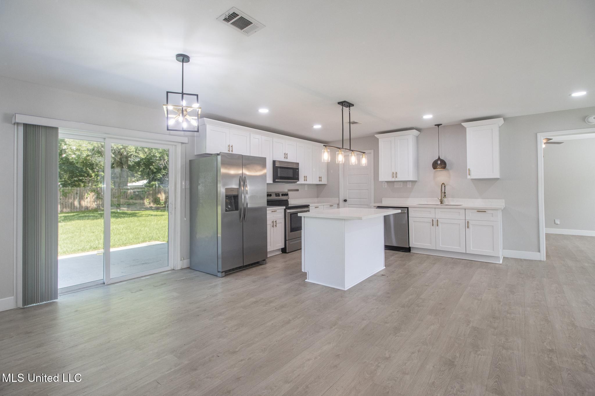 282 Mccool Street Ocean Springs, MS 39564 - Photo 5 of 22 282-25