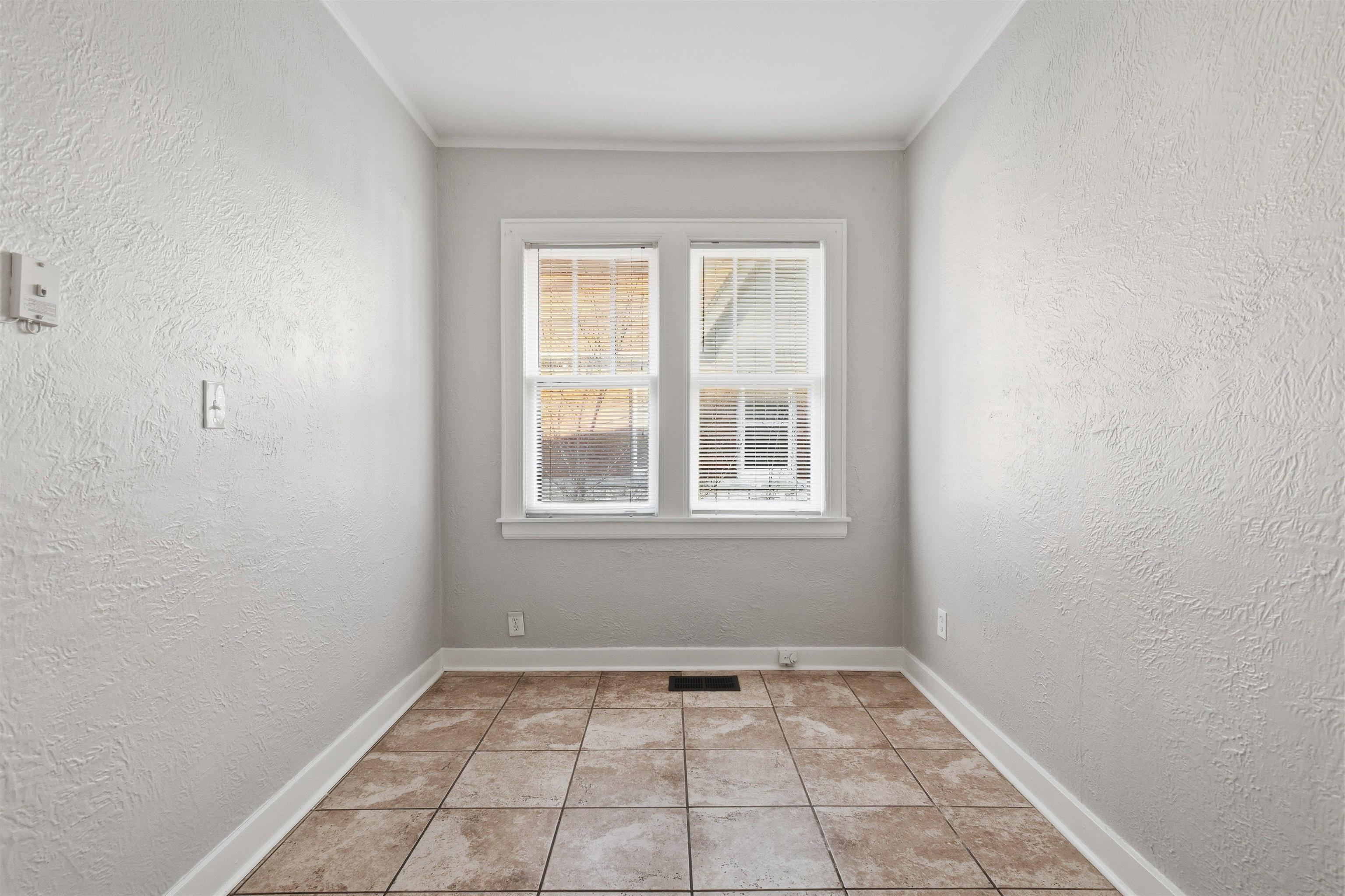 871 University Street Memphis, TN 38107 - Photo 10 of 26 an empty room with a window