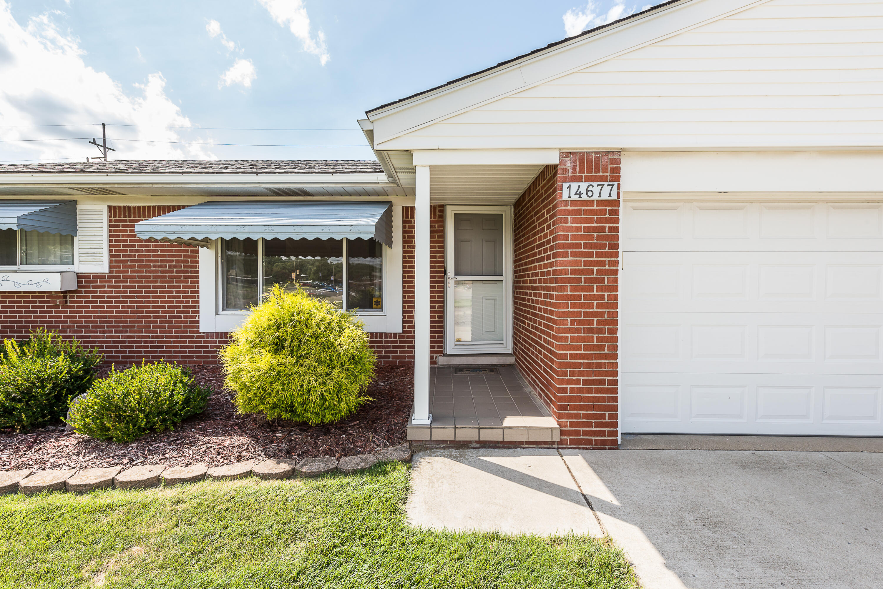 14677 Newburgh Road Livonia, MI 48154 - Photo 4 of 54 DSC_5968