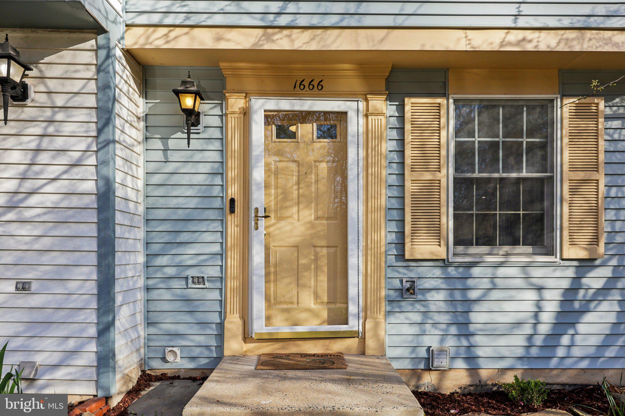 1666 Harvest Green Court Reston, VA 20194 - Photo 8 of 46 Enter into Foyer