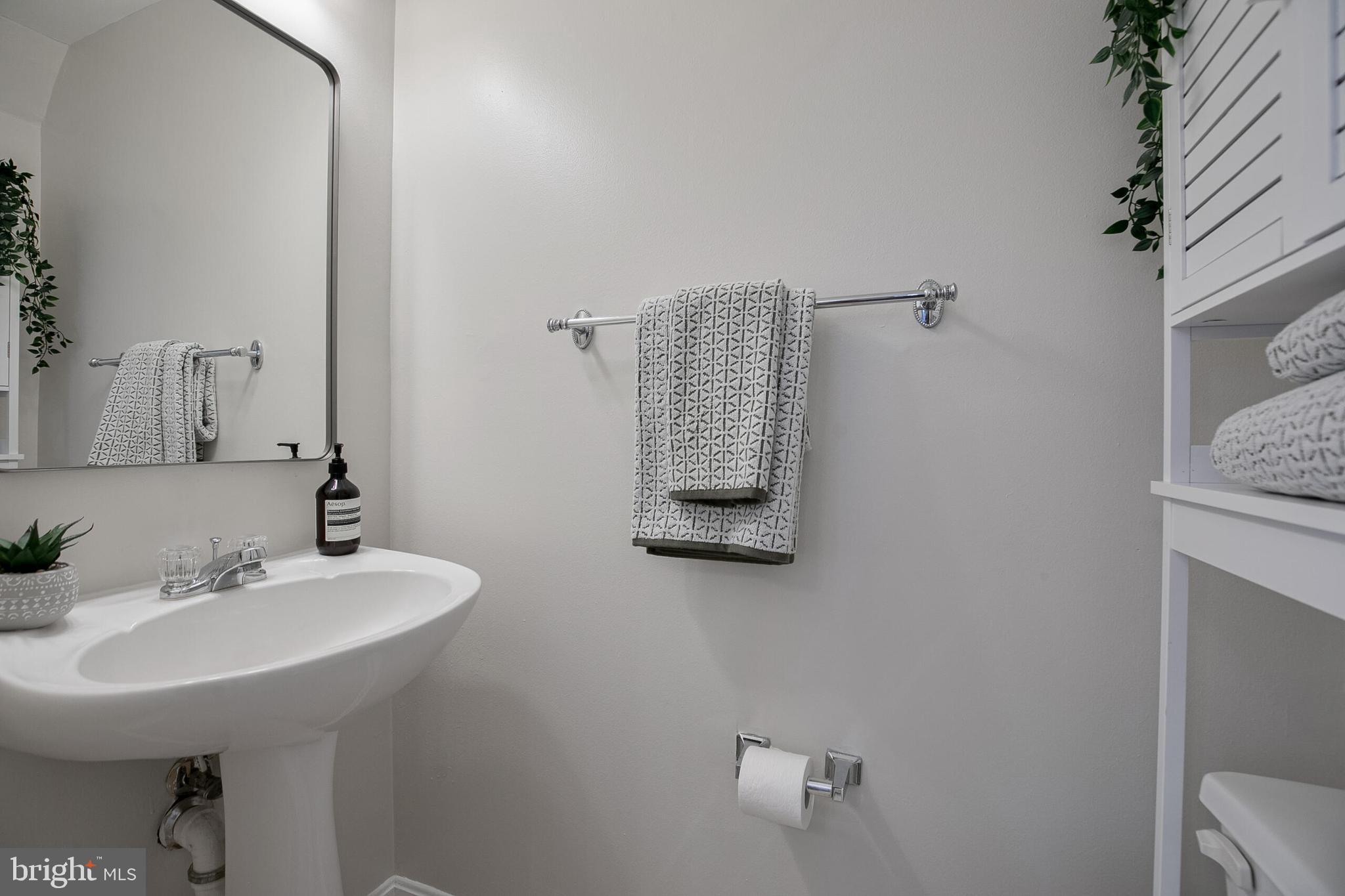 1660 Kalorama Road Northwest Washington, DC 20009 - Photo 7 of 37 Half bath on main level