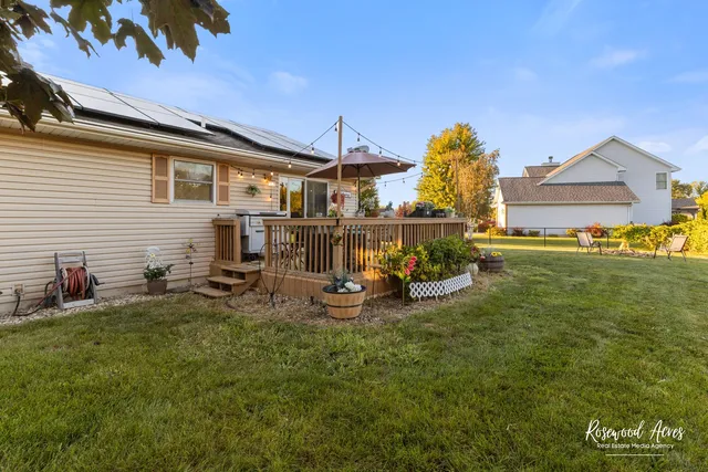 a view of a house with backyard