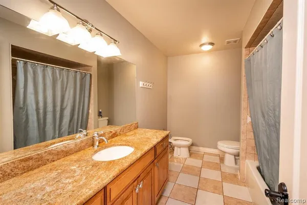 $825,000 | 57629 Stonebriar Drive, Washington, MI 48094