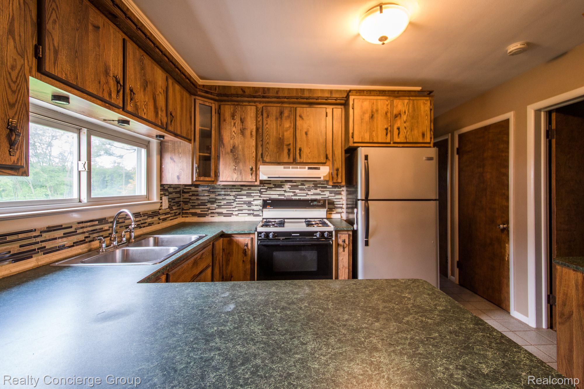 7525 Challis Road Brighton, MI 48116 - Photo 5 of 20 Ample cabinet & counter space