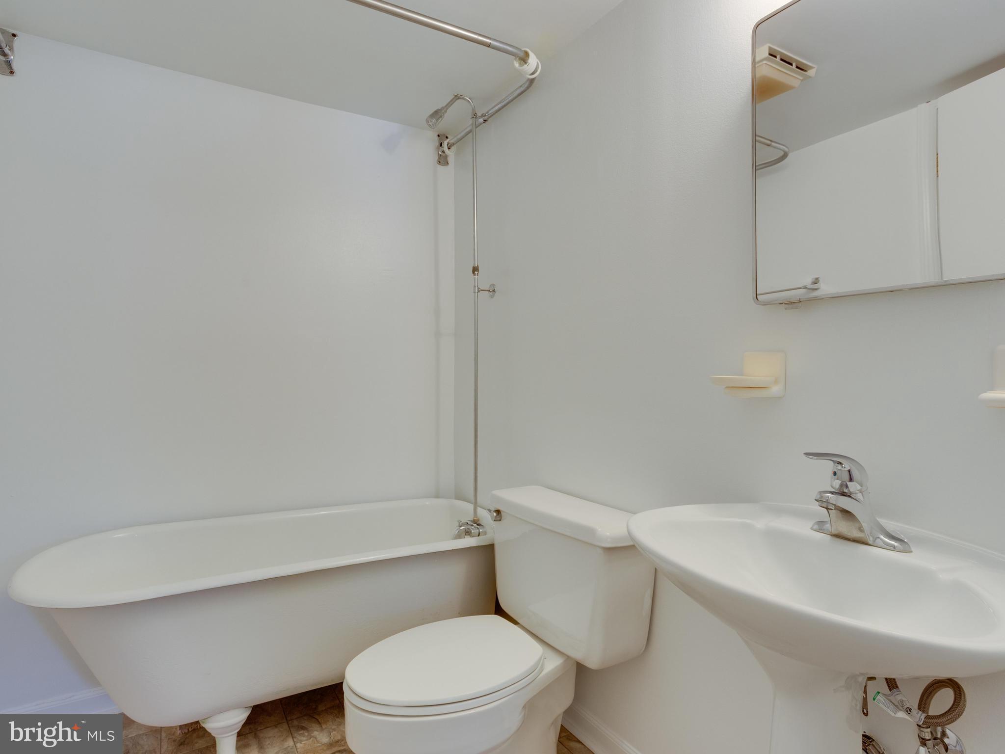 8634 Victoria Road Springfield, VA 22151 - Photo 16 of 29 Bath