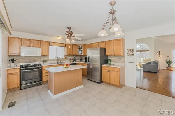 $390,000 | 2235 Silver Lake Estates Drive, Pacific, MO 63069