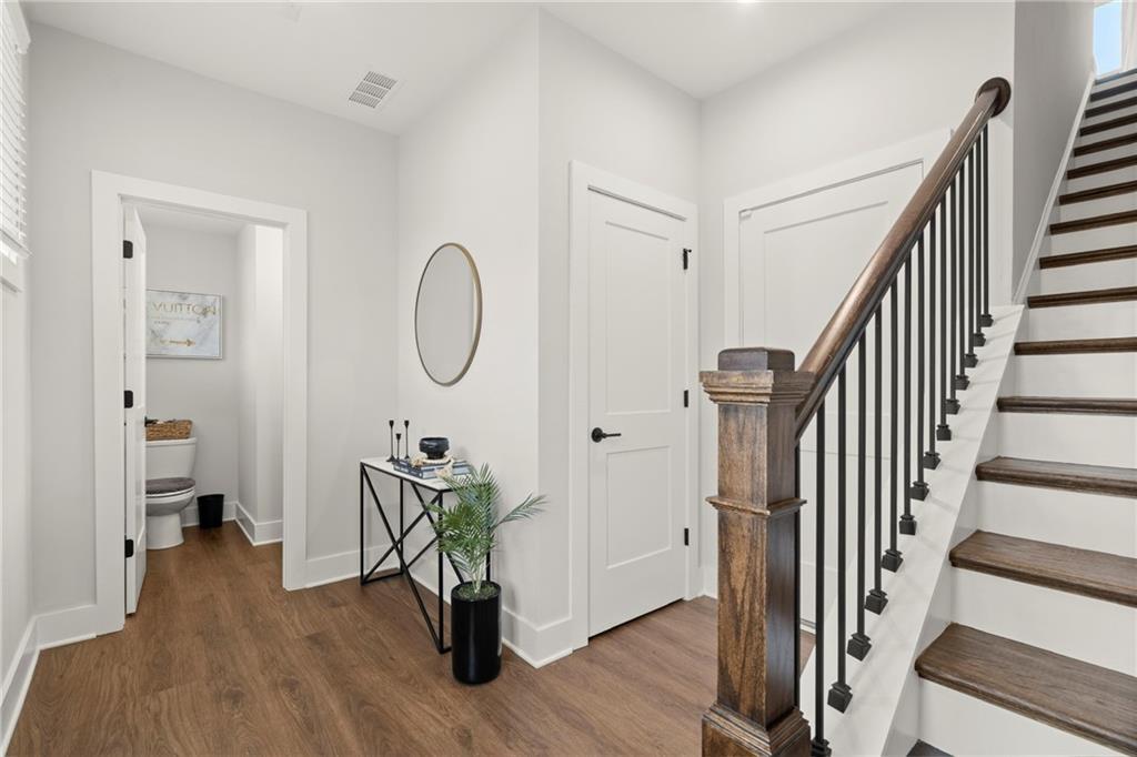 146 Chestnut Circle Atlanta, GA 30342 - Photo 3 of 32